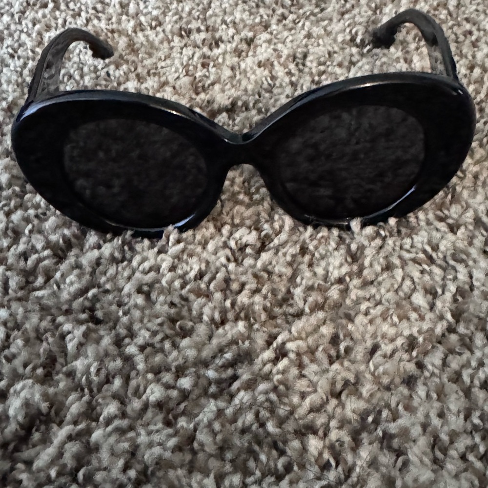 Burberry Black and Tan Oversized Sunglasses - Picture 7 of 10
